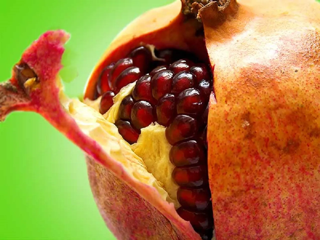 மாதுளையில மட்டும் இல்லை மாதுளை தோலில் இவ்ளோ விஷயம் இருக்கு பாஸ் !