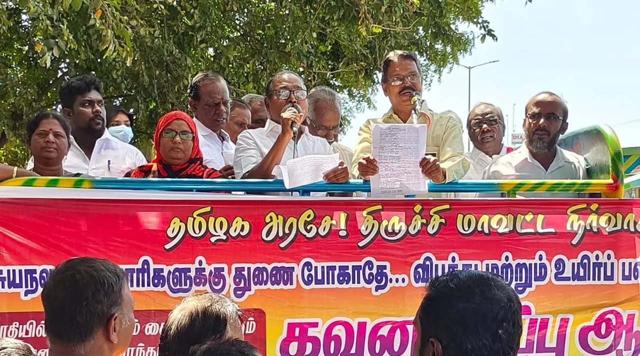 திருச்சி - தஞ்சை சாலையில் சர்வீஸ் சாலை பணிகளை உடனே தொடங்க கோரிக்கை; பொதுமக்கள் ஆர்ப்பாட்டம்