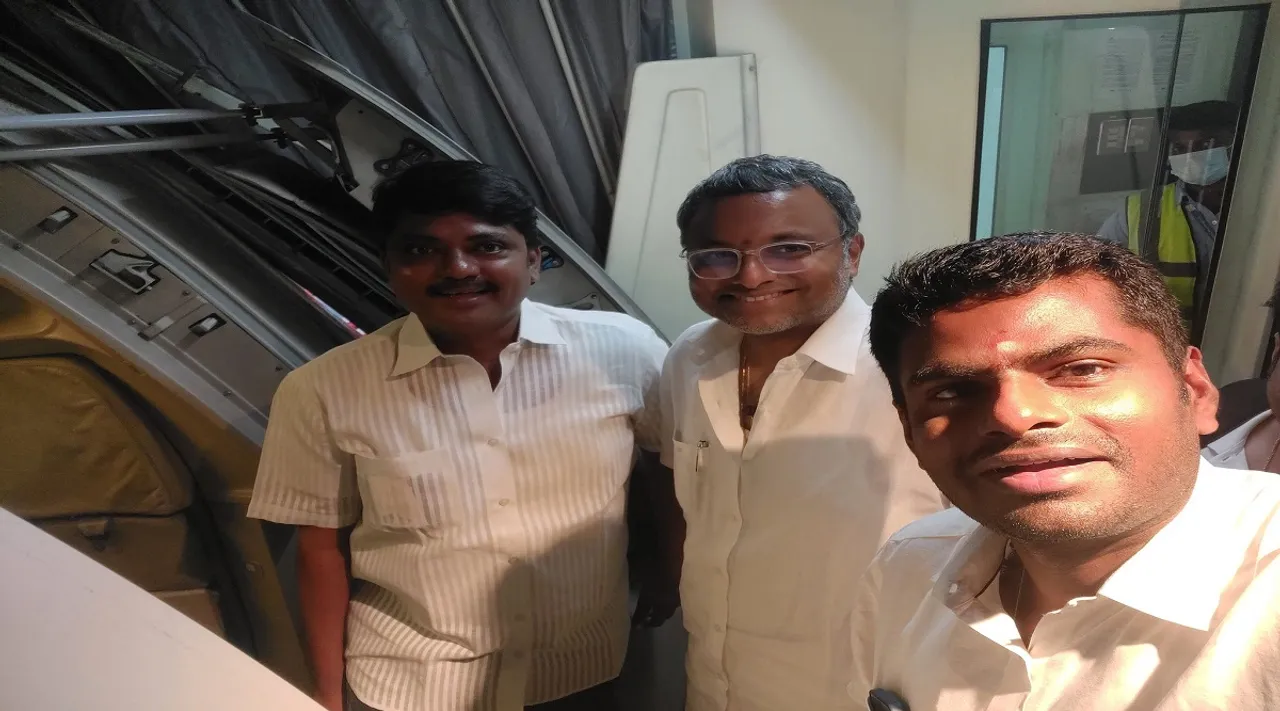 அண்ணாமலை- கார்த்தி சிதம்பரம் இணைந்து செல்ஃபி: ஒரே விமானத்தில் பயணம்