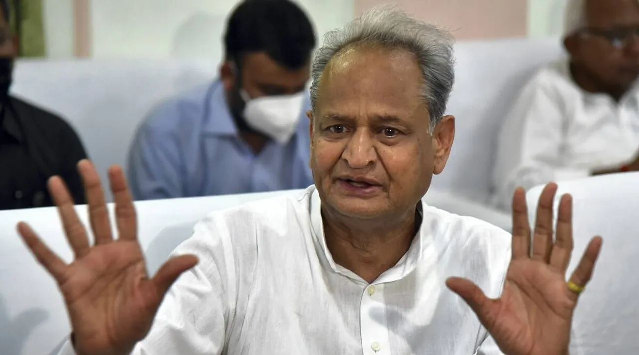 காங்கிரஸ் தலைவர் தேர்தலில் போட்டி இல்லை – சோனியாவைச் சந்தித்த பின் அசோக் கெலாட் அறிவிப்பு