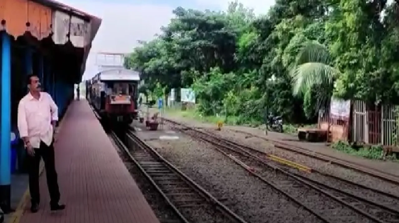 மேட்டுப்பாளையம் அருகே மலை ரயில் பாதையில் மண்சரிவு  