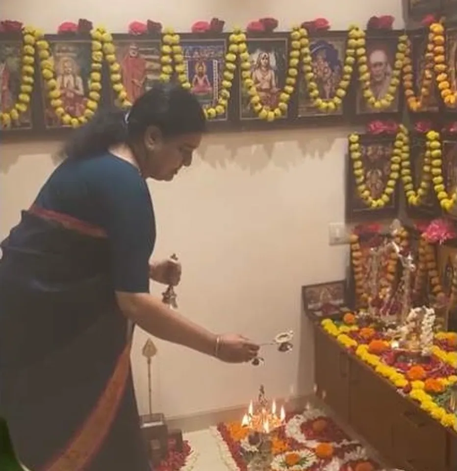 சாமி படங்களுடன் ஜெயலலிதா படம்: சசிகலா நடத்திய விநாயகர் பூஜை￼