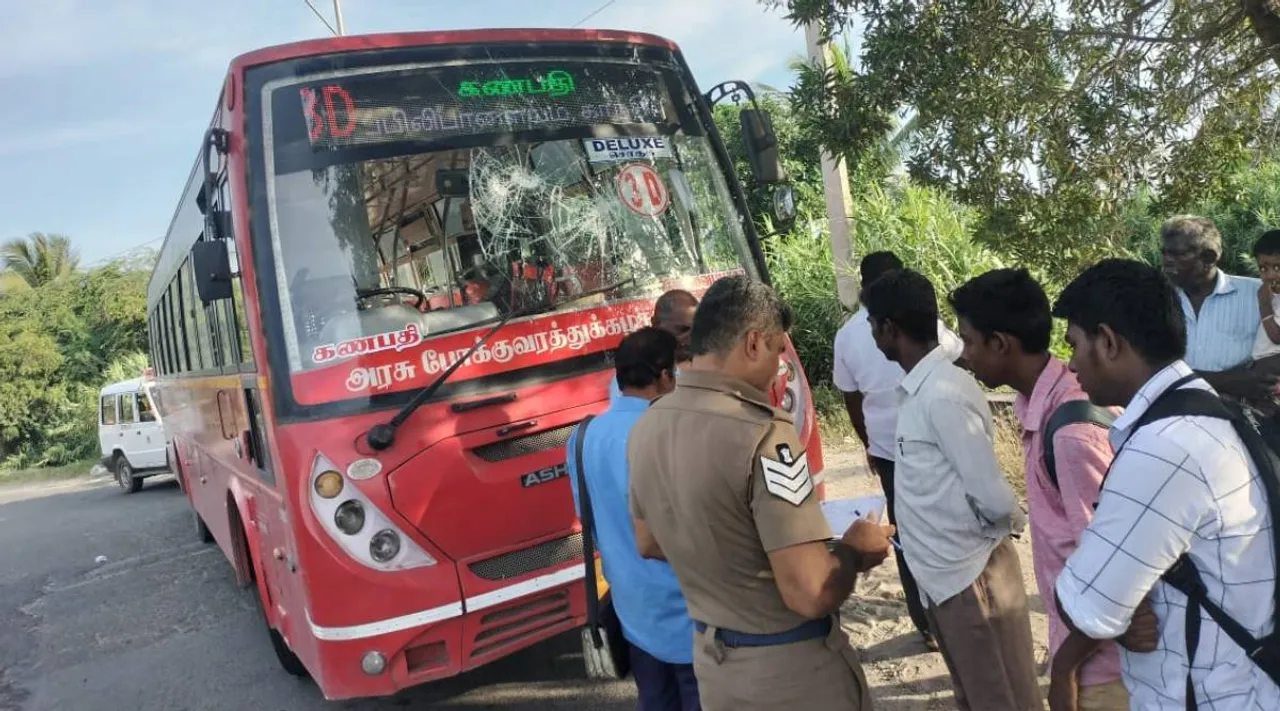 கோவையில் 2 பேருந்துகள் மீது கல்வீச்சு; டூ வீலரில் வந்து கல் வீசிய இளைஞர்களுக்கு போலீஸ் வலைவீச்சு