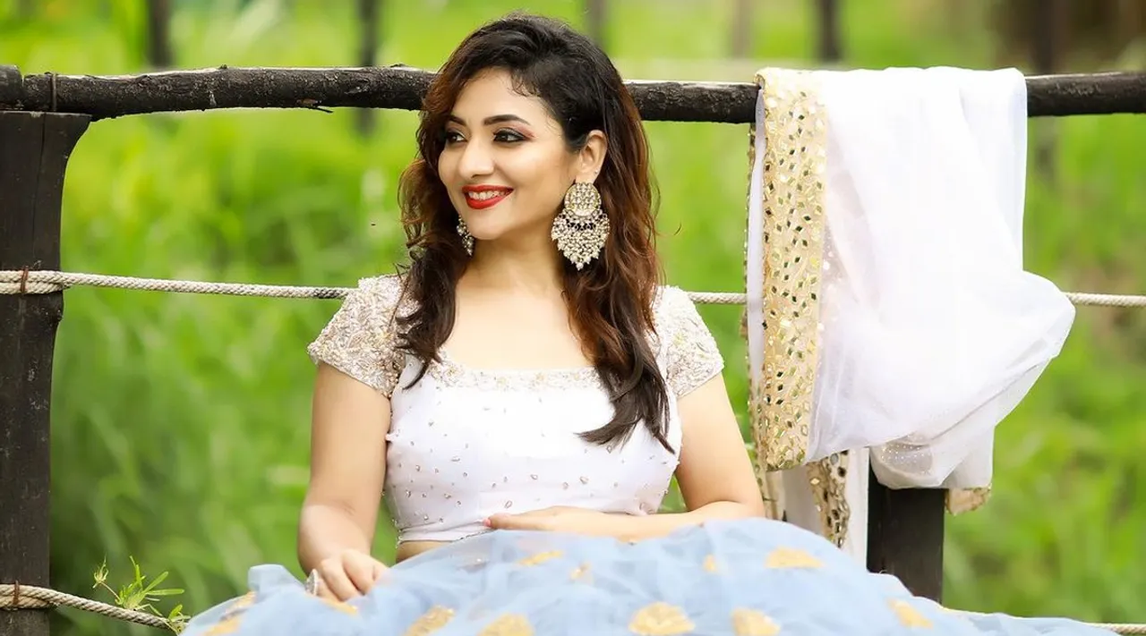 வீட்டுக்குள்ளே பார் செட்டப்... பிரபல சீரியல் நடிகையின் ஹோம் டூர் வைரல்