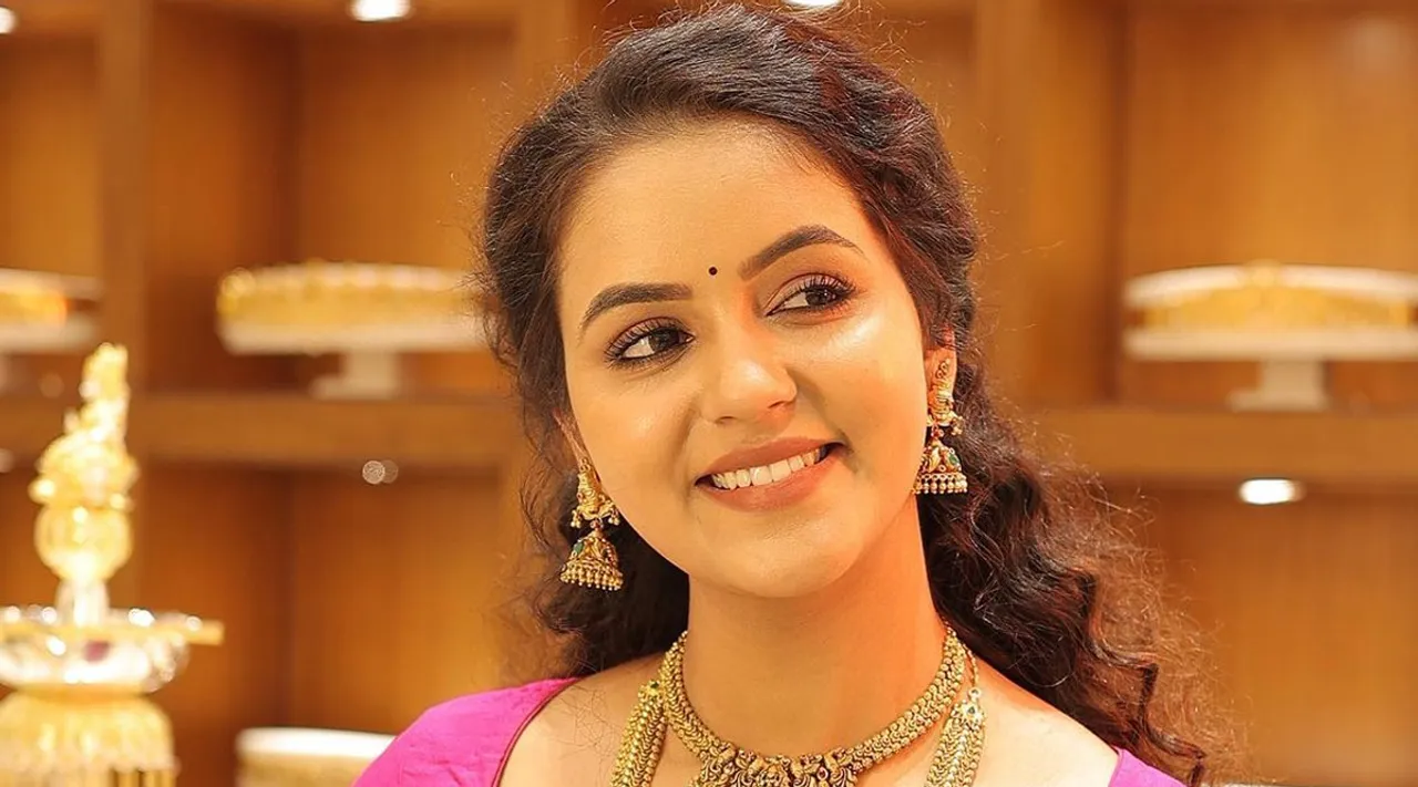 பொங்கல் வரைக்கும் கட் அவுட்ல பார்க்கலாம்... சைத்ரா ரெட்டியின் கலக்கல் போட்டோஸ்