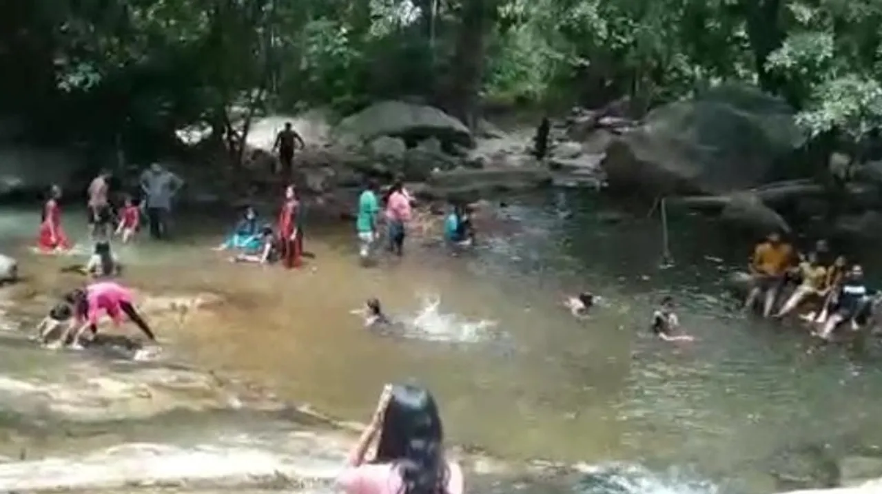Azhiyaru area was thronged with tourists