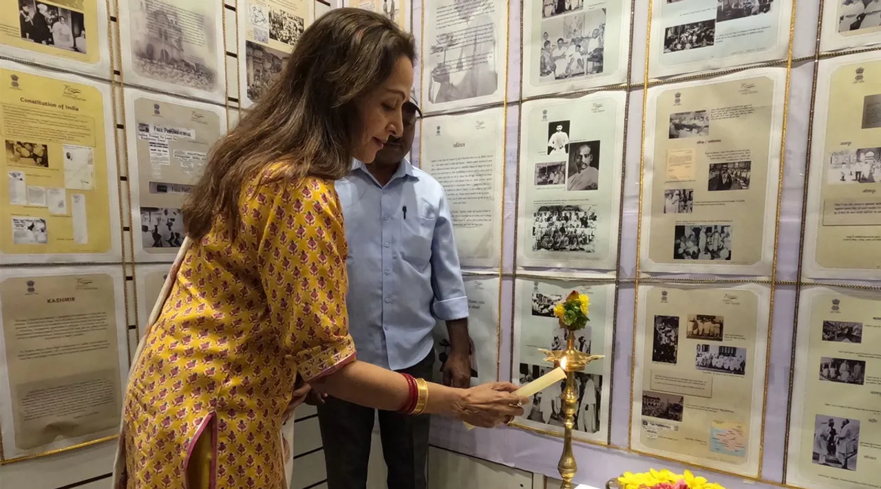 திருச்சி ஏர்போர்ட்டில் ஹேமமாலினி: குத்து விளக்கேற்றிய வண்ணப் படங்கள்