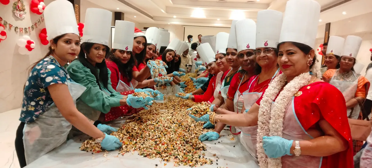 கோவையில் தயாராகும் 200 கிலோ கிறிஸ்துமஸ் கேக்: என்னென்ன சேக்குறாங்க தெரியுமா?