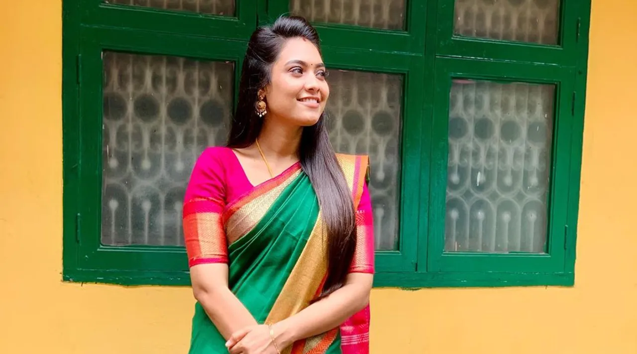 நீங்க அழகா... இல்ல சேலை அழகா... ஒரு கன்பியூஷனா இருக்கே... பவித்ரா ஜனனியின் பக்கா கலக்ஷன்ஸ்