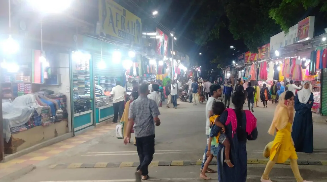 கார் வெடி விபத்து நடந்த இடத்தில் மூடப்பட்ட கடைகள் மீண்டும் திறப்பு