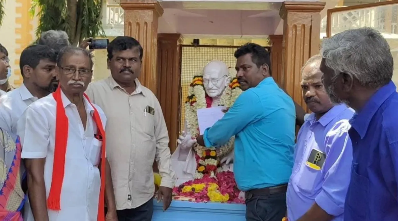 கோவையில் காந்தி சிலையிடம் மனு கொடுத்து போராட்டத்தை தொடங்கிய தூய்மை பணியாளர்கள்