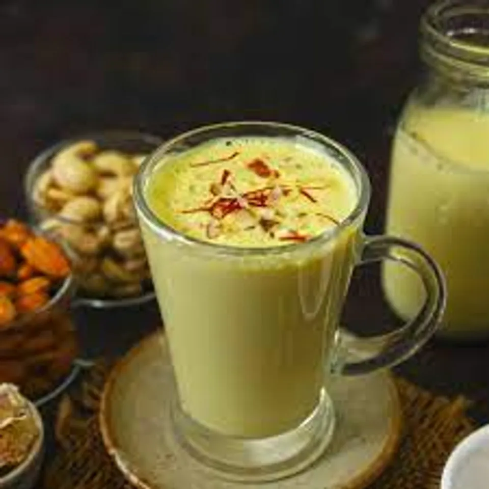 இப்படி உங்க காலை பொழுதை தொடங்கினால்; செம்ம புத்துணர்வா இருக்கும்... பாதாம்- துளசி ட்ரிங்