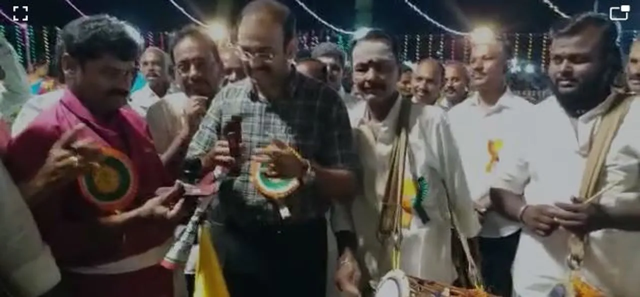 கோவை மாவட்ட  ஆட்சியரின் அழகான ஒயிலாட்டம்