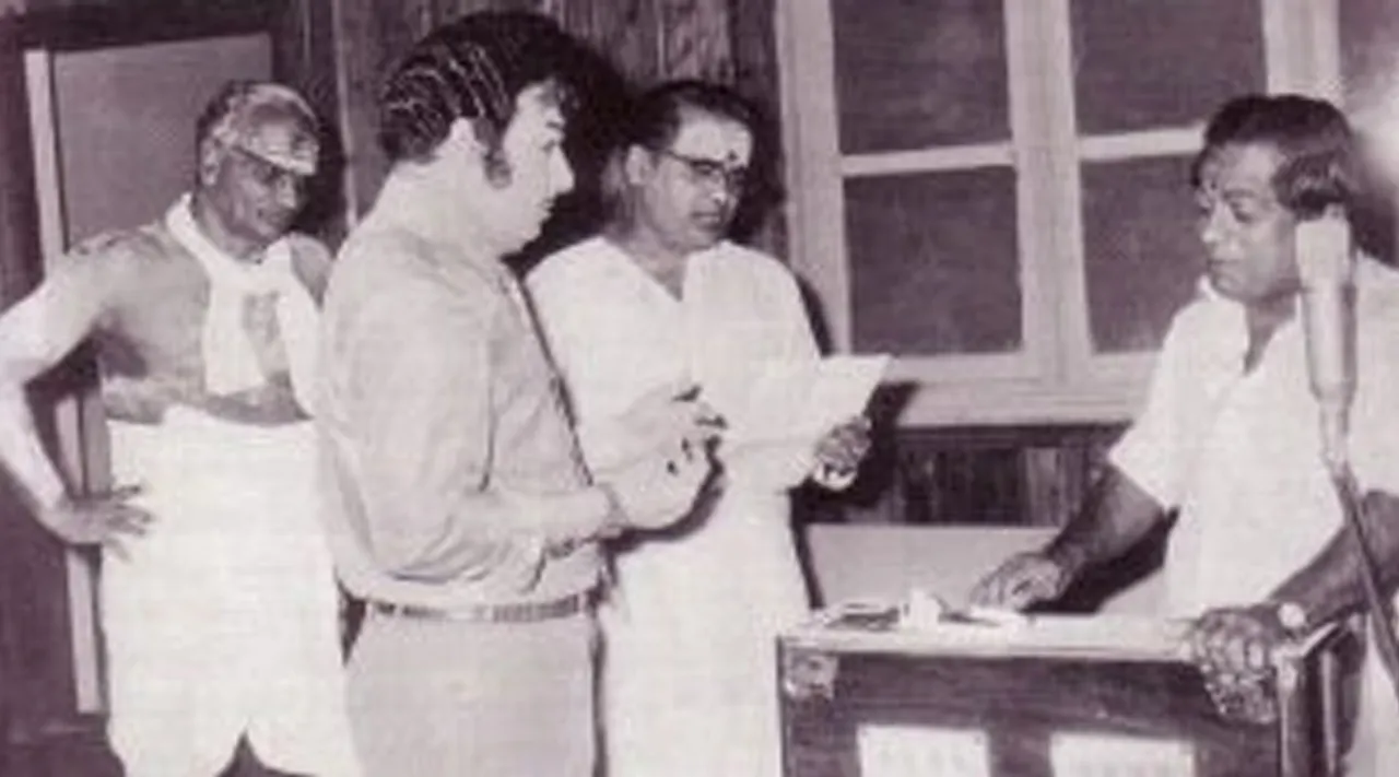 எம்.எஸ்.வி வாங்கி வந்த ஃபாரின் டேப் ரெக்கார்டர்; ரசிக்காத எம்.ஜி.ஆர்... காரணம் தெரிஞ்சா அசந்துருவீங்க!