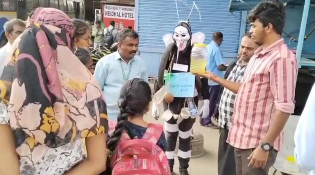 கொசு வேடம் அணிந்து டெங்கு விழிப்புணர்வு: கோவையில் அசத்தல் முயற்சி