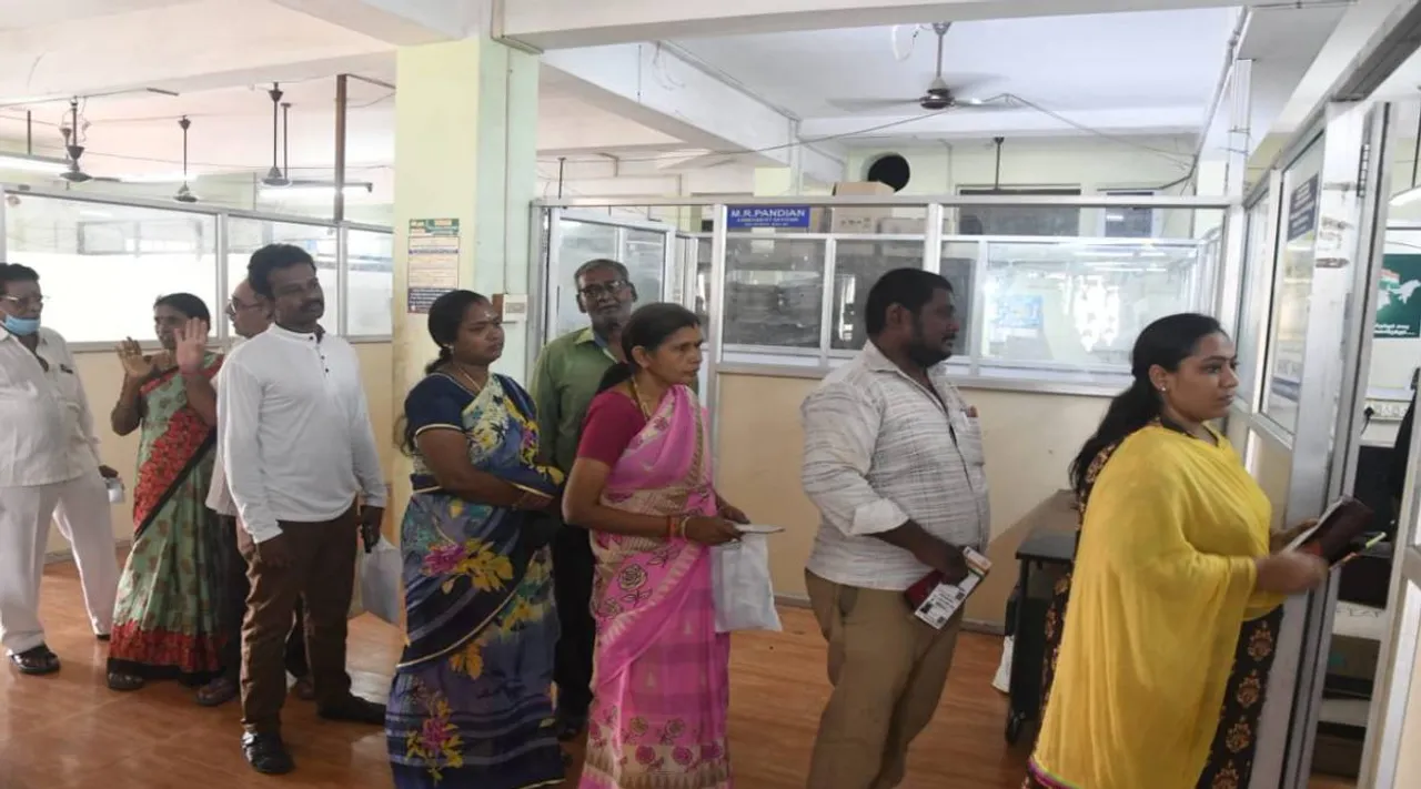 Aadhar- TNEB Link: ஆன்லைனில் மின் கட்டணம் செலுத்த முடியாமல் திண்டாடும் மக்கள்; கூடுதல் கவுன்டர்கள் திறக்கப்படுமா?
