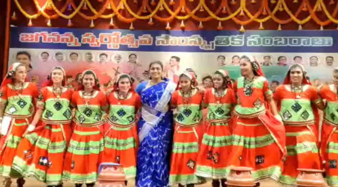 கலை நிகழ்ச்சியில் மேடை ஏறி மாணவிகளுடன் மாஸ் டான்ஸ் போட்ட அமைச்சர் ரோஜா… வீடியோ வைரல்