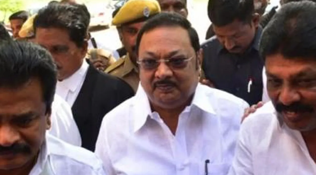மு.க அழகிரி மீண்டும் கோர்ட்டில் ஆஜர்: ஸ்டாலின் அரசு பற்றி பேட்டி அளிக்க மறுப்பு