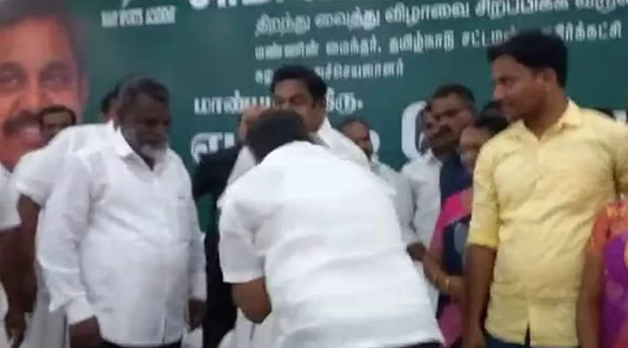 PMK, PMK MLA Arul, Edappadi K Palaniswami, Tamilnadu, பாமக எம் எல் ஏ, எடப்பாடி பழனிசாமி, பாமக எம் எல் ஏ அருள், எடப்பாடி பழனிசாமி காலில் விழுந்த பாமக எம் எல் ஏ