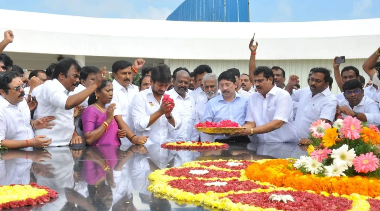 அண்ணா, கலைஞர் நினைவிடங்களில் அஞ்சலி செலுத்திய உதயநிதி: குவிந்த தொண்டர்கள்