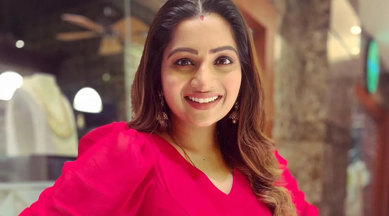 நட்சத்திரம் போல் மின்றீங்களே... கவனம் ஈர்க்கும் நட்சத்திரா நாகேஷ்