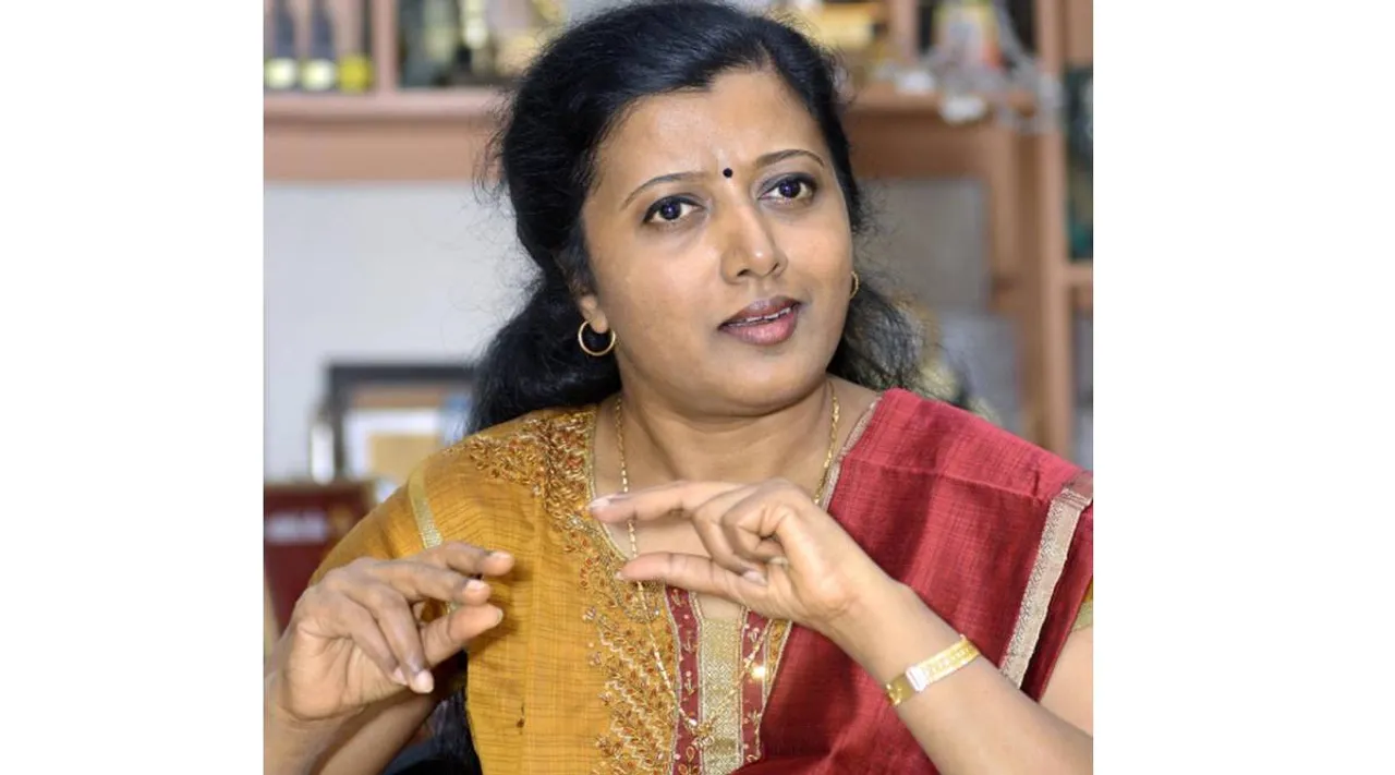 'அவர் என்னை அச்சுறுத்துகிறார்' - பாடலாசிரியர் தாமரை மீது பெண் பரபரப்பு புகார்