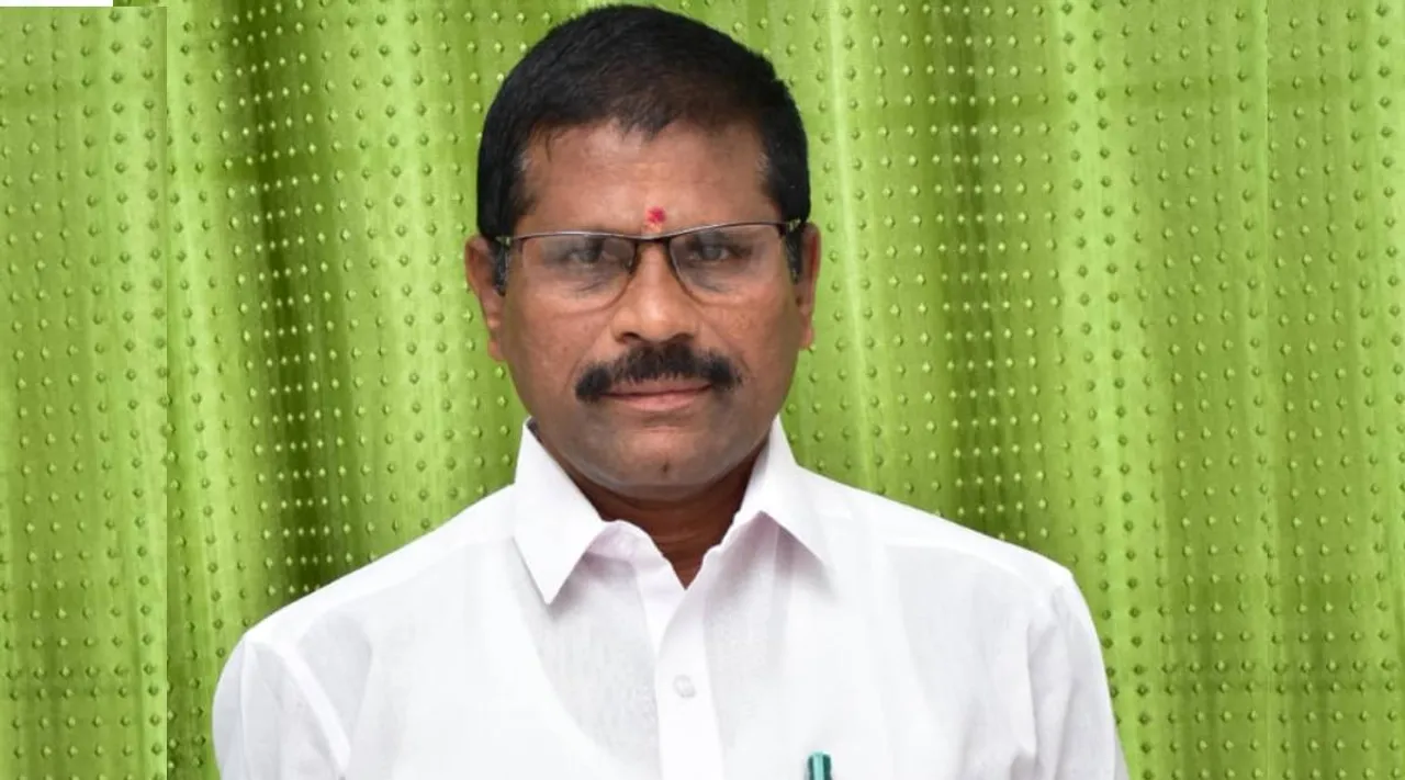 அ.தி.மு.க முன்னாள் அமைச்சர் காரை வழிமறித்து வேட்பாளர் கடத்தல்; கரூரில் பரபரப்பு