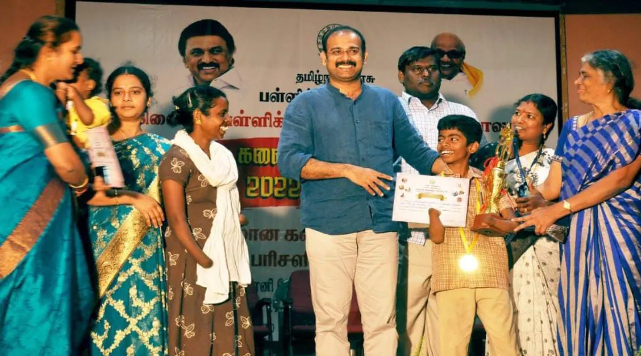 கோவை கலைத் திருவிழாவில் மாற்றுத் திறனாளி மாணவன் அசத்தல் நடனம்: ஆட்சியர் கட்டித் தழுவி பாராட்டு