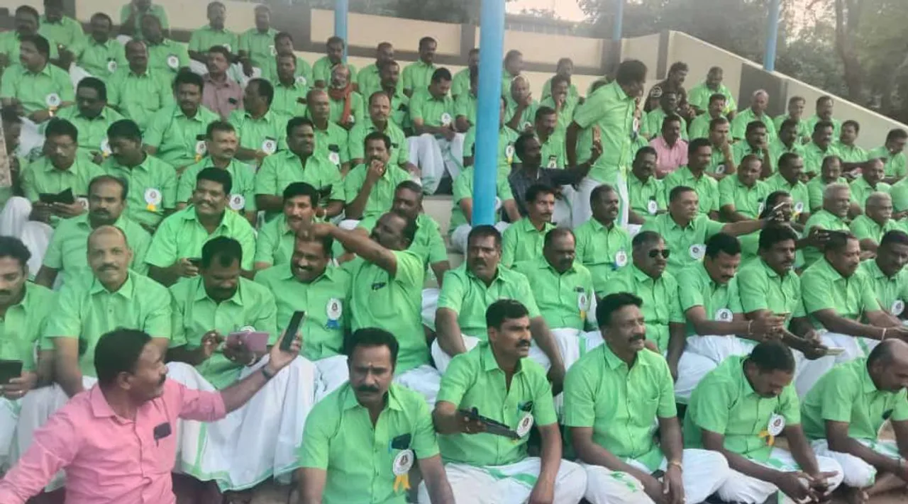 ஒரே பயிற்சி பள்ளியில் படித்த போலீசார்.. 30 ஆண்டுகளுக்குப் பின் இணைந்து கொண்டாட்டம்