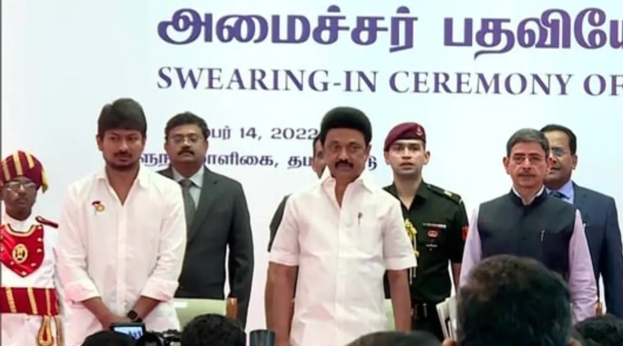 அமைச்சர் ஆனார் உதயநிதி: ஆளுனர் பதவிப் பிரமாணம் செய்து வைத்தார்