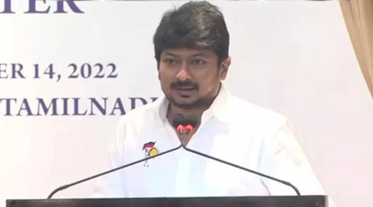 கட்டிப்பிடித்து... முத்தம் கொடுத்து... உதயநிதிக்கு குடும்ப உறுப்பினர்கள் நெகிழ்ச்சி வாழ்த்து!
