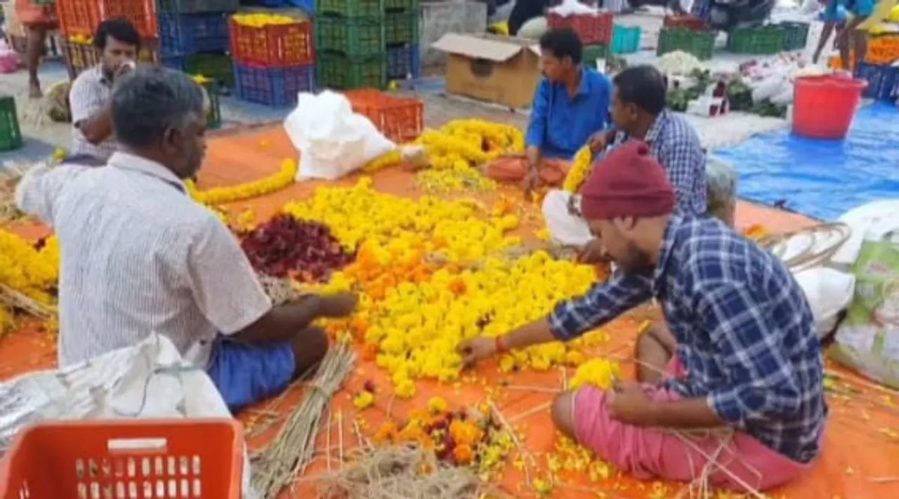 முகூர்த்த நாள்: தோவாளை மலர் சந்தையில் பூக்கள் விலை கிடு கிடு உயர்வு