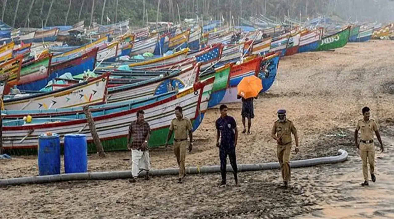 ஆழ்கடலில் இருந்து அதிகாரிகளுடன் பேசலாம்: தமிழக மீனவர்களுக்கு இஸ்ரோ உருவாக்கிய ட்ரான்ஸ்பான்டர்கள்