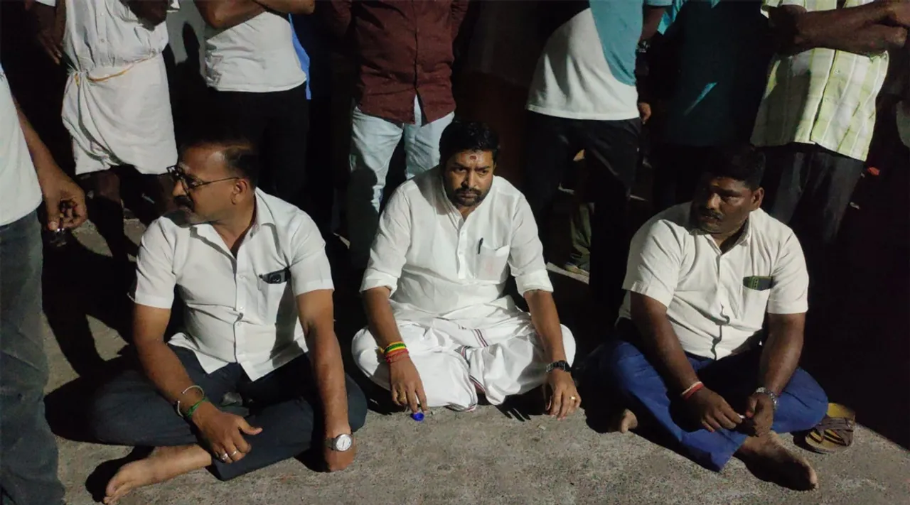 மதுக் கடை- சூதாட்ட கிளப்பை அடித்து நொறுக்கிய பொதுமக்கள்: அ.தி.மு.க பிரமுகர் தலைமையில் அதிரடி