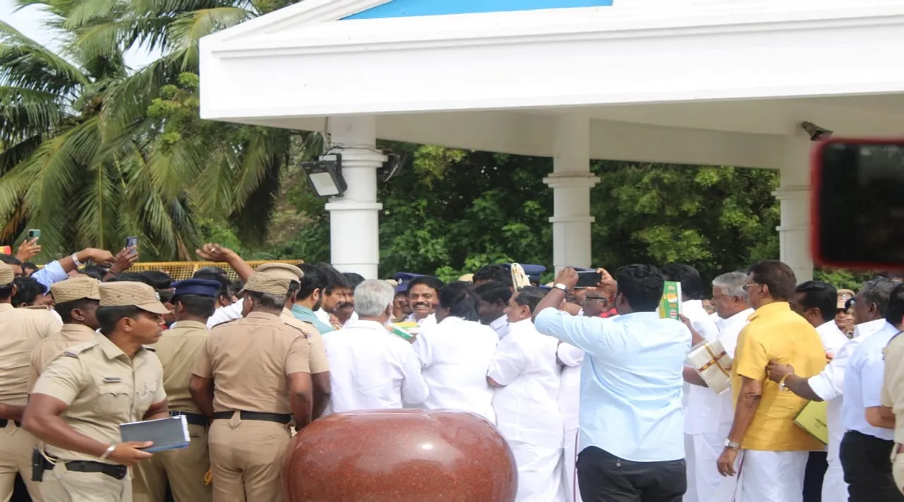 திராவிட இயக்கத்தின் 5-ம் தலைமுறை தலைவர் உதயநிதி; கலைஞர் நினைவிடத்தில் தொண்டர்கள் உற்சாகம்