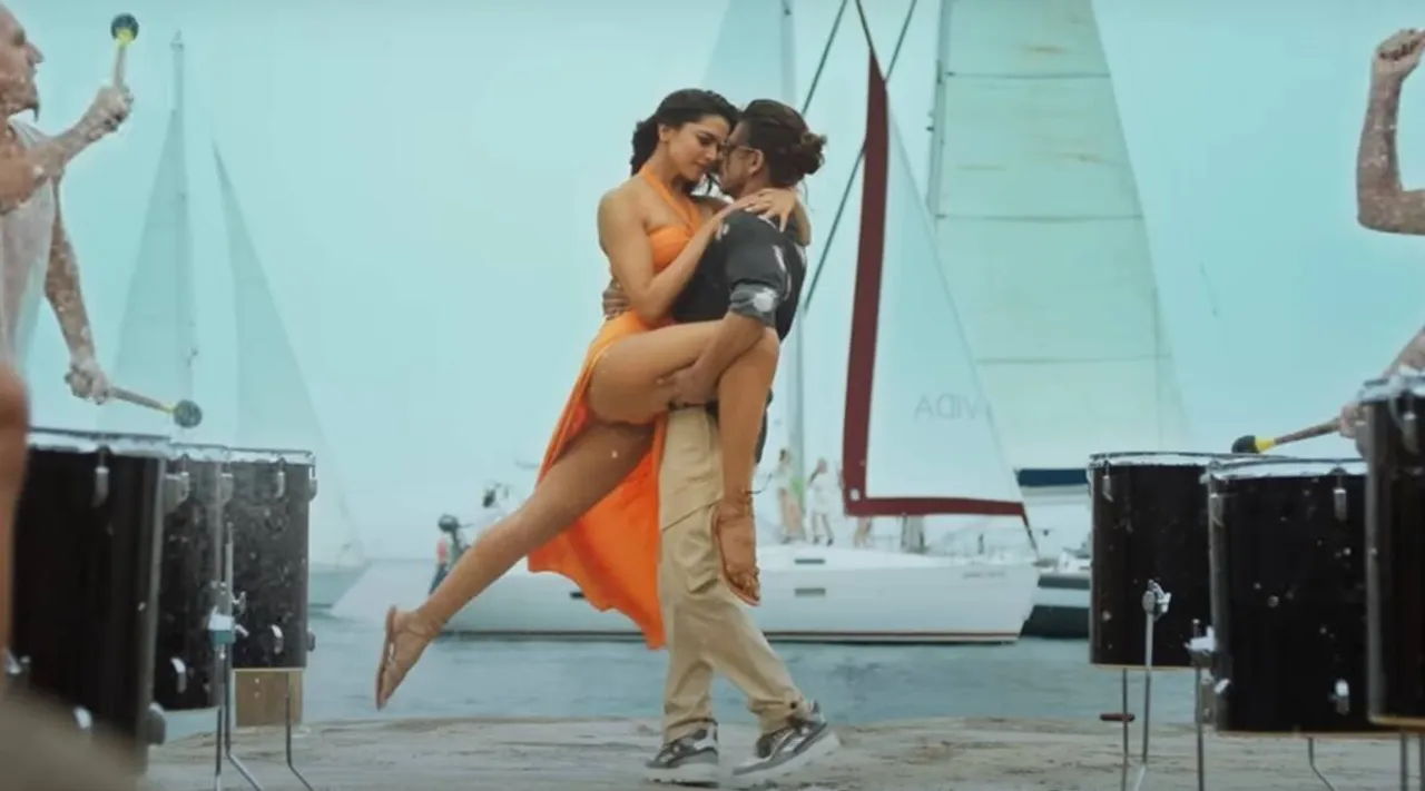 தீபிகா படுகோனே: டூ பீஸ் நீச்சல் உடை எப்படி 'புனிதத்துவ' சர்ச்சையை உருவாக்கியது?