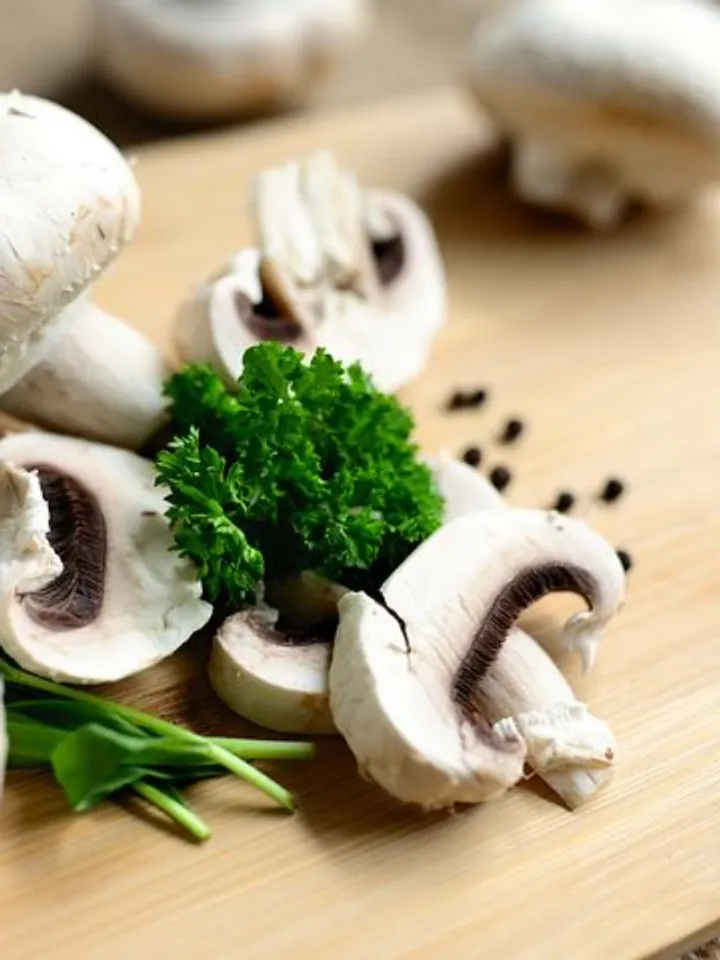 mushrooms-6320451__480 (1)