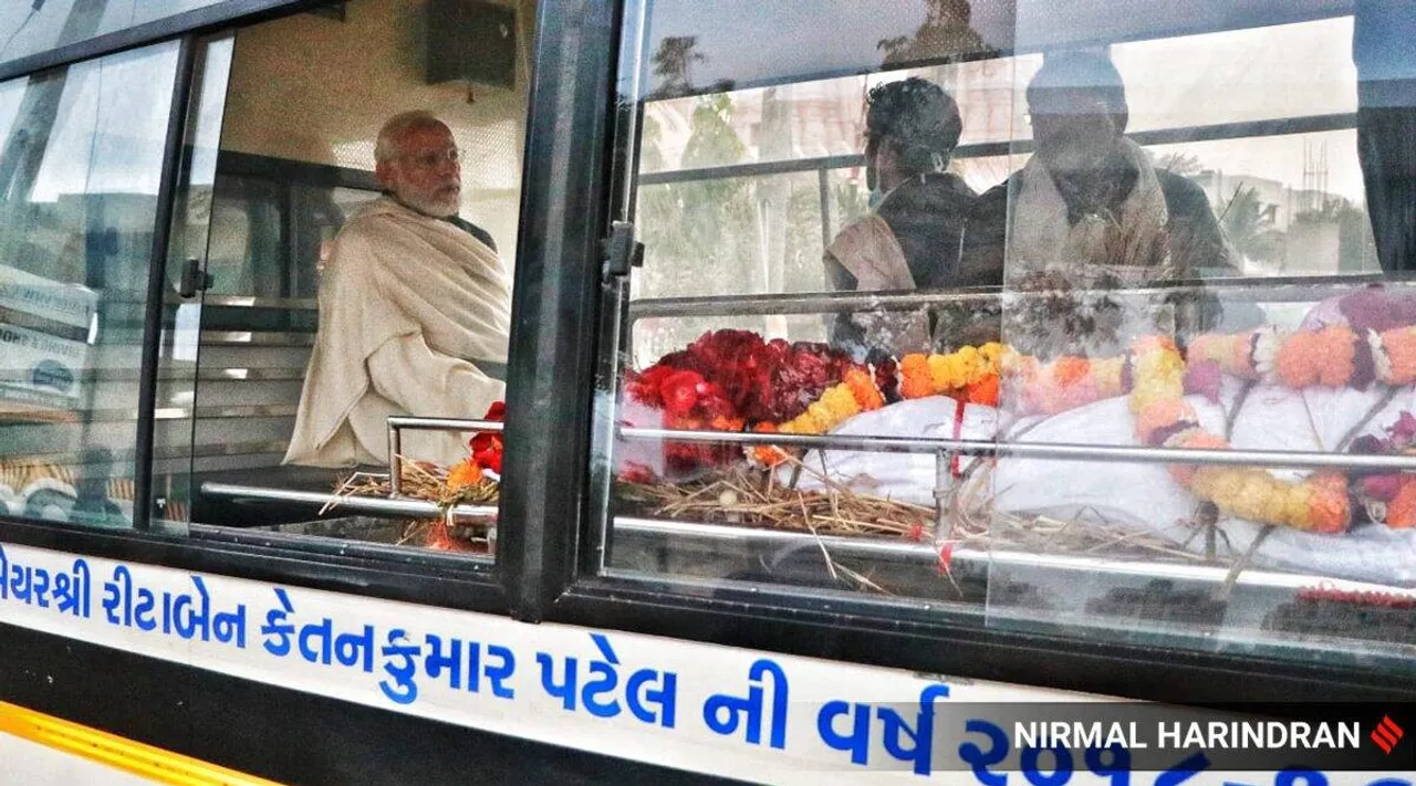 PM Modi pens tribute to his mother Hiraba after her demise Tamil News