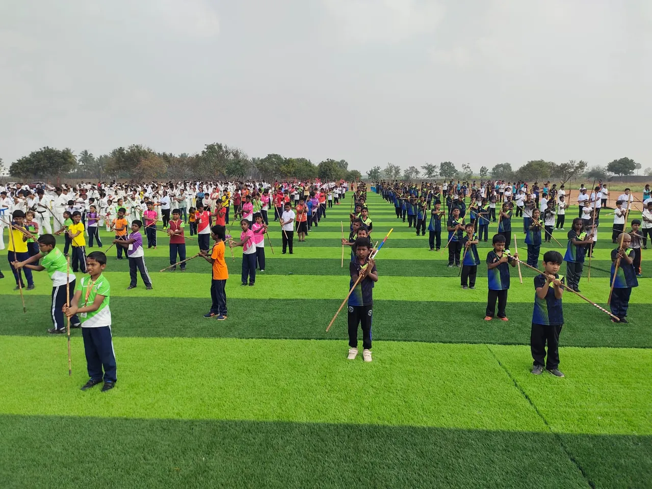 சிலம்பம், ஓவியம் உட்பட 8 கலைகளை ஒரு மணி நேரத்தில் நிகழ்த்திய 1200 மாணவர்கள்; கோவையில் உலக சாதனை