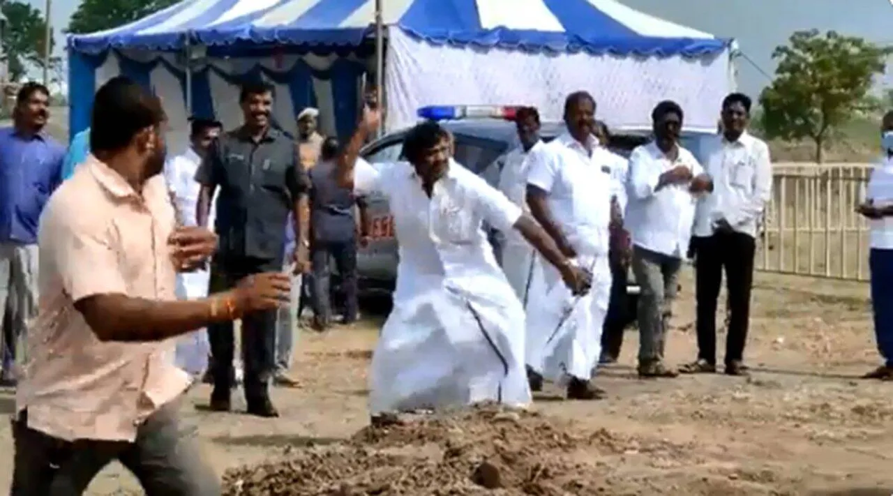 tamil nadu minister hurling stone, tamil nadu dmk minister, அமைச்சர் நாசர், கல் எறிந்த அமைச்சர் நாசர், திருவள்ளூர், tamil nadu minister viral video, dmk minister, tamil nadu news, Tamil indian express