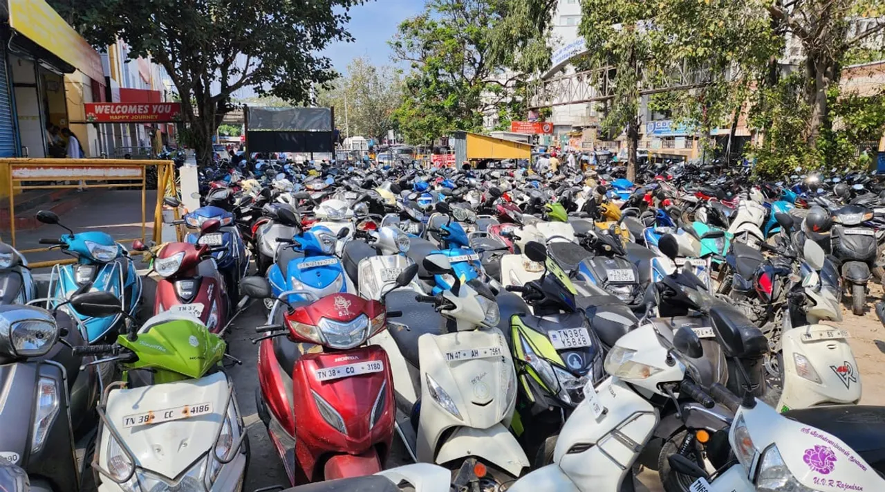பொங்கல் பண்டிகை எதிரொலி : நிரம்பி வழியும் டூவீலர் பார்கிங்