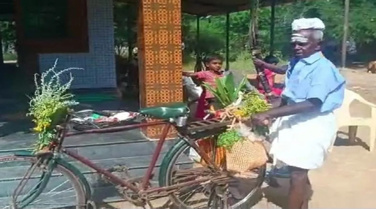 தலையில் கரும்பு சுமந்து, சைக்கிளில் சென்று பொங்கல் சீர் கொடுக்கும் முதியவர்...
