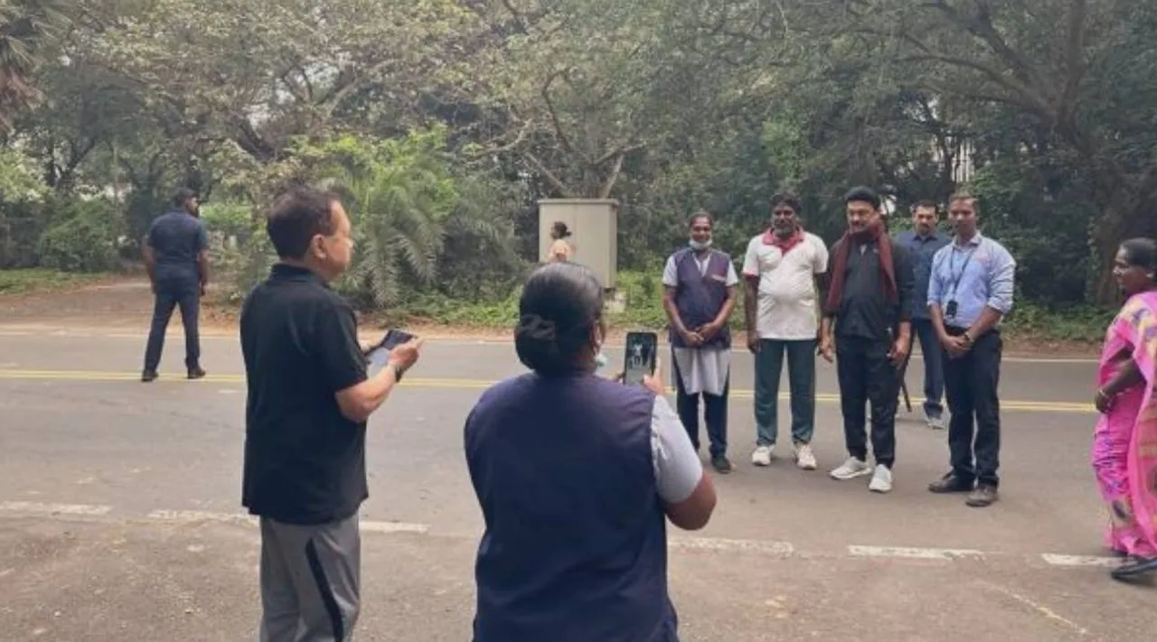 MK Stalin have a stick in hand, MK Stalin hold a stick, cm mk stalin, Nanjil Manoharan, Nanjil Manoharan had a stick, DMK, Tamil nadu news, MK Stalin walking, walking MK Stalin, முக ஸ்டாலின், முக ஸ்டாலின் கையில் குச்சி , மருத்துவக் குச்சி, நாஞ்சில் மனோகரன், திமுக