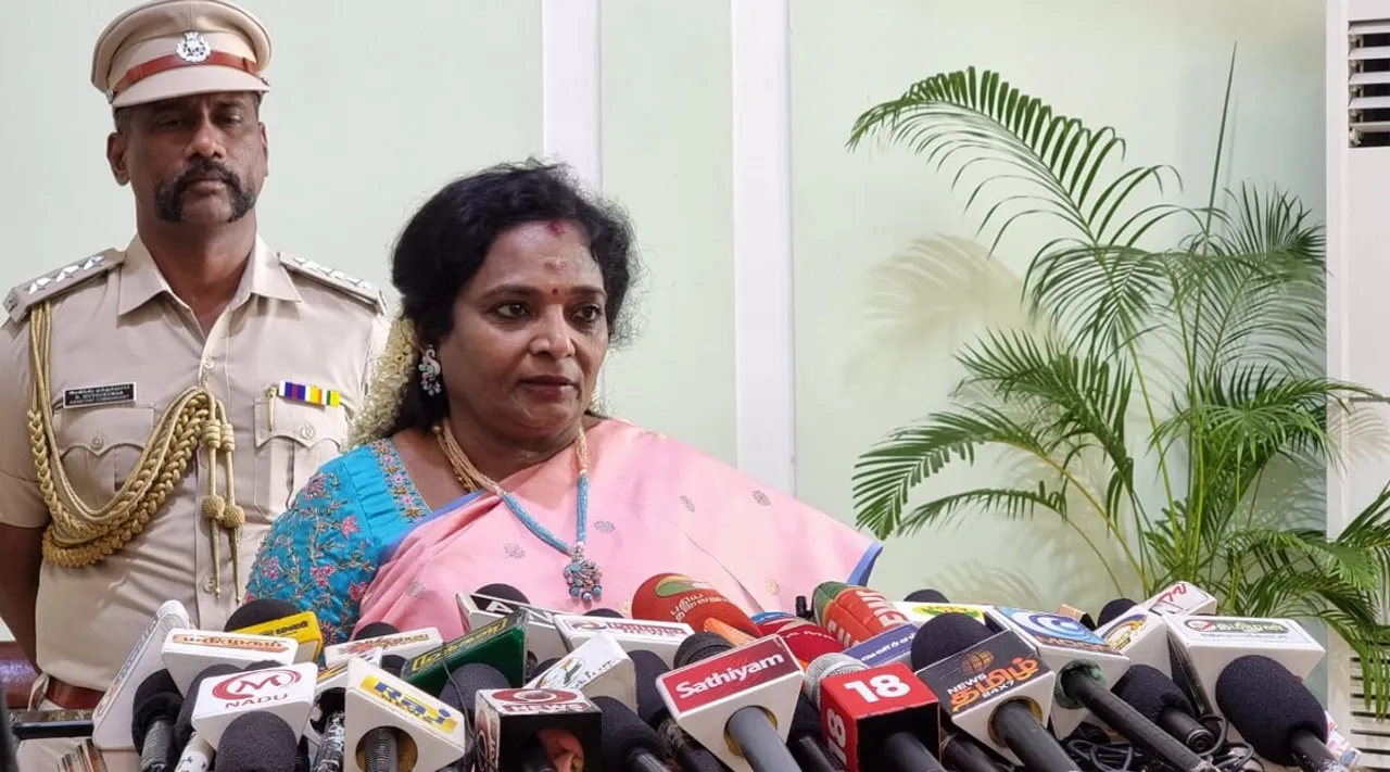 கால தாமதமாக தேசியக் கொடியேற்றம்: மன்னிப்பு கேட்ட தமிழிசை