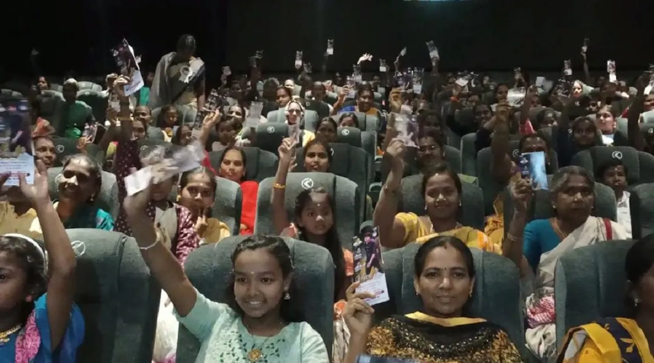 கோவையில் 'லேடிஸ் ஒன்லி' வாரிசு சிறப்புக் காட்சி: விஜய் ரசிகைகள் டான்ஸ்