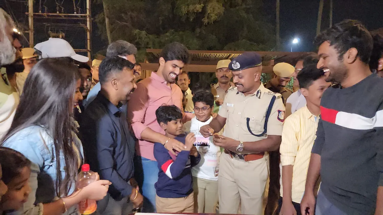 120 தனியார் தங்கும் விடுதிகளில் புத்தாண்டு கொண்டாட்டம்: கடும் கட்டுப்பாடுகளுக்கு மத்தியில் நடைபெற்ற கொண்டாட்டம்