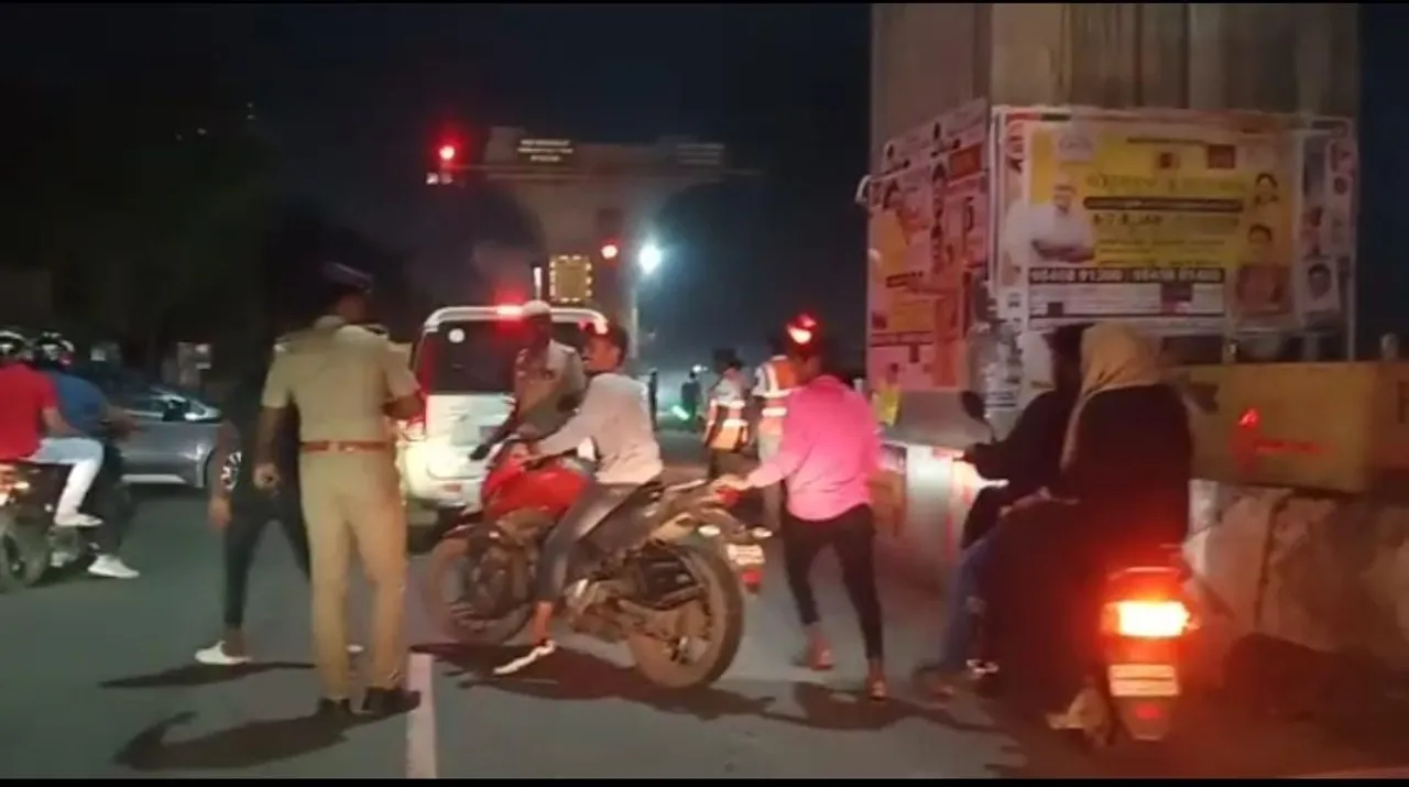 புத்தாண்டு: நடுரோட்டில் விபரீத சாகசம்