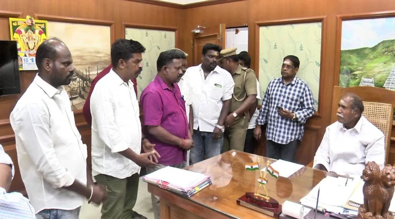 வாரிசு டிக்கெட்டுகளை மொத்தமாக வாங்கிய புதுவை அமைச்சர்கள், அதிகாரிகள்; ரசிகர்கள் புகார்