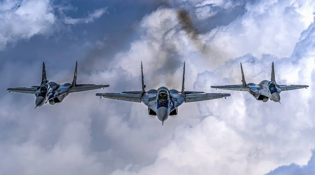 republic day parade videos, fly past videos, fly past republic day parade 2023, குடியரசு தின விழா அணிவகுப்பு, ரஃபேல், சுகோய், அப்பாச்சி விமானங்கள் அணிவகுப்பு, திரிசூல வடிவில் பறந்து சாகசம் வீடியோ, republic day 2023, indian air force, rafale jets, sukhoi jets