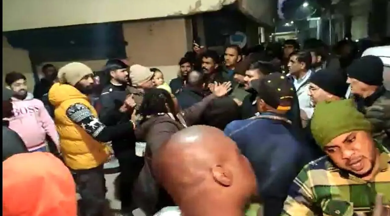 delhi police mob attack, police nigerians clash, neb sarai nigerians, delhi news, delhi latest news, delhi police news